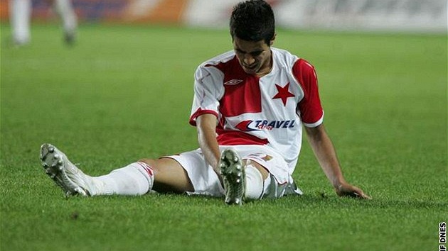 Slávistický záloník Tijani Belaid po marné bitv o postup do Ligy mistr proti Fiorentin