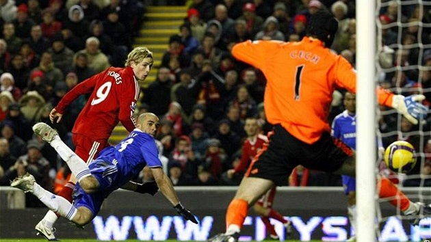 Liverpool - Chelsea: Petr ech (vpravo) dostává gól od Torrese (vlevo) 