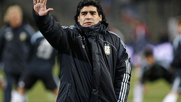 Argentinský trenér Diego Maradona zdraví fanouky v Marseille ped pípravou Francie - Argentina