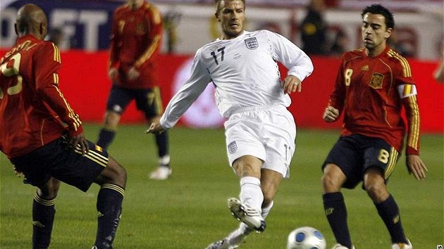 panlsko - Anglie: Xavi (vpravo) a David Beckham