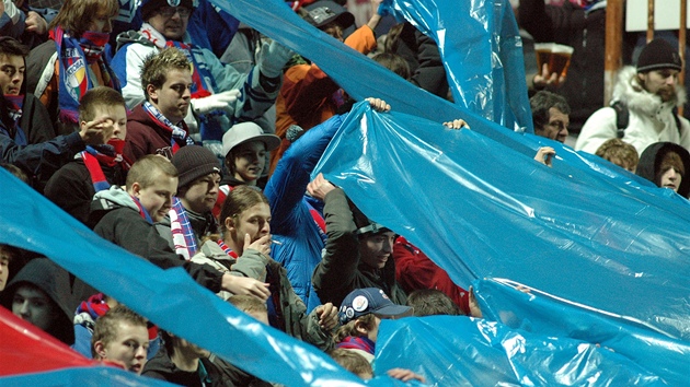 Fanouci plzeských fotbalist bhem utkání.