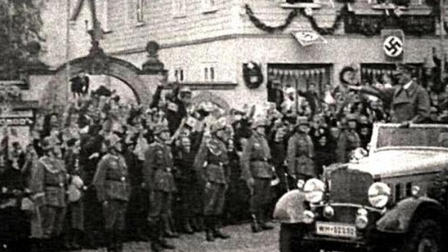 Adolf Hitler obklopený davy píznivc projídí v íjnu 1938 Borem.