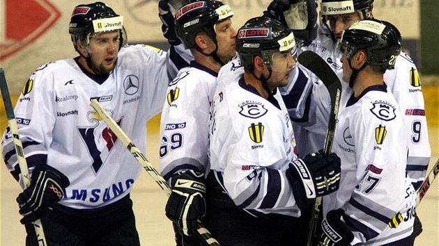 Hokejisté Slovanu Bratislava se radují z gólu