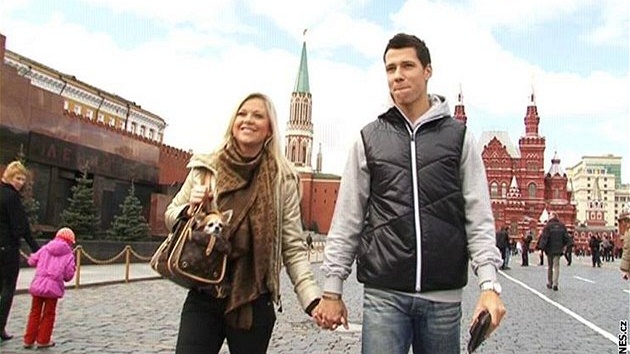 V MOSKV NA RUDÉM NÁMSTÍ. Pichází Marek Suchý, len základní sestavy Spartaku Moskva, s pítelkyní Alenou.