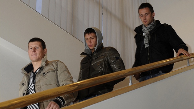 PŘED FOTBALOVÝM SOUDEM. Sparťanští hráči Manuel Pamič (vlevo), Václav Kadlec (uprostřed) a  Tomáš Pekhart odchází z únorového jednání disciplinární komise.