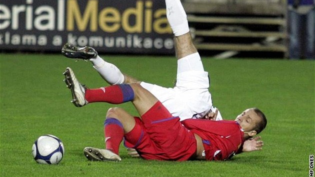 Fotbalisté Brna se v Poháru �MFS ocitli na lopatkách. Na snímku na zemi Martin Kuncl.