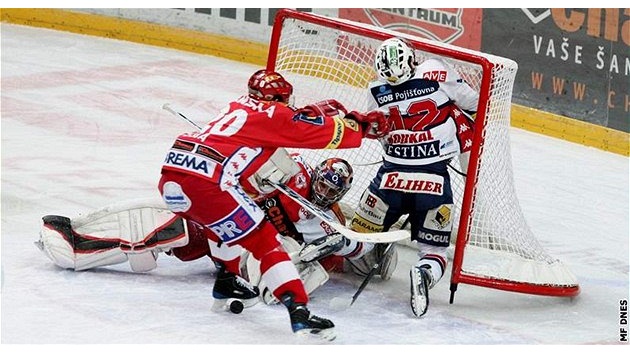 Slavia - Pardubice: pelda fauluje Koukala