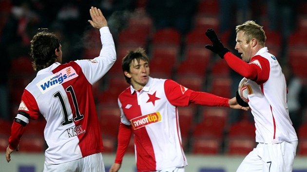 RADOST. Fotbalisté Slavie oslavují st�elce gólu Stanislava Vl�ka (vpravo). 