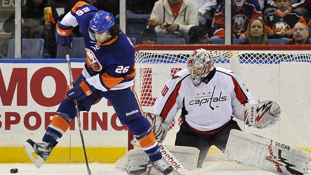 Matt Moulson z New Yorku Islanders se snaí teovat puk ped brankáem Washingtonu Michalem Neuvirthem.