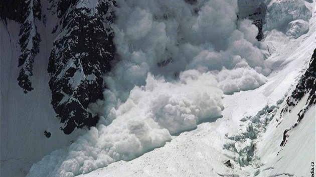 Lavinu me uvolnit i malé zatíení, napíklad jediný lya jedoucí plynule a bez pádu, skupina s rozestupem po deseti metrech i pí turista na snnicích. Ilustraní foto.