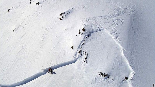Horská sluba obhlíí místo, kde skialpinisté uízli lavinu.