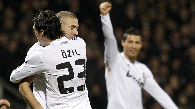 SKVĚLÝ ÚVOD. Karim Benzema z Realu Madrid (v objetí s Özilem) se trefil po minutě pobytu na hřišti.