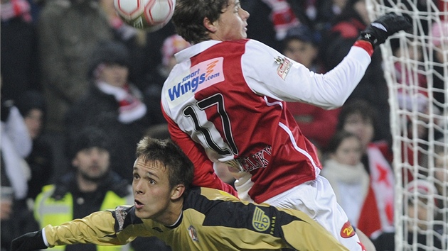 VZDU�NÝ SOUBOJ. Brn�nský obránce Lud�k Pernica (vlevo) a Jan Zákostelský ze Slavie bojují o mí�.