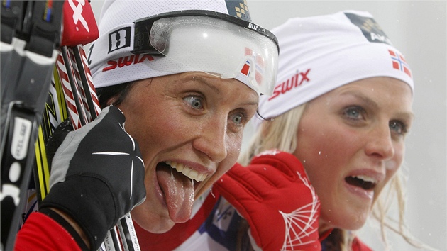 VÍTZKA. Marit Björgenová (vlevo) se raduje z druhé zlaté medaile na mistrovství svta v Oslu.