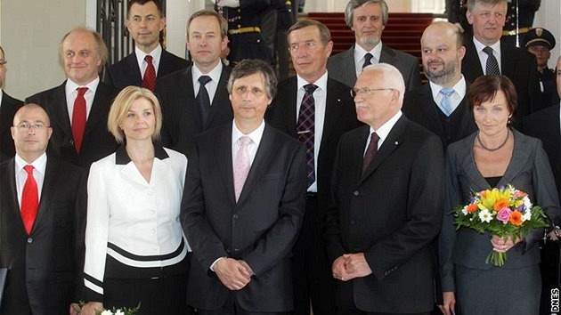Sedmnáctilenný úednický kabinet jmenoval v pátek prezident Václav Klaus.