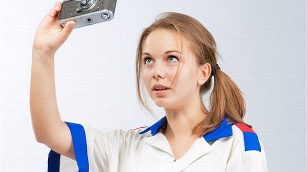 Dívka s kompaktním digitálním fotoaparátem