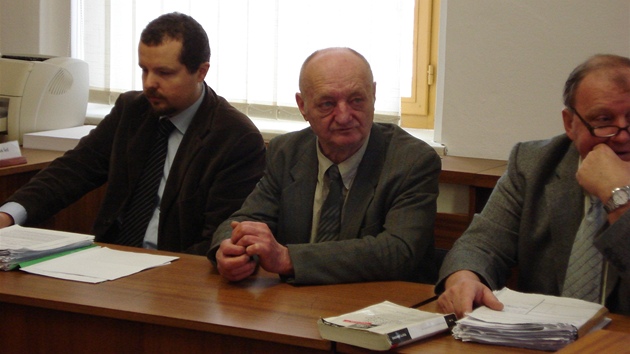 Ob�alovaný Karel Houdek (uprost�ed). 