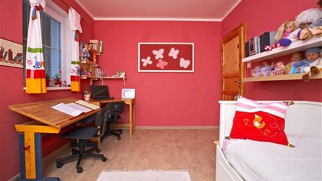V pokoji je polo�ena h�ejivá korková podlaha