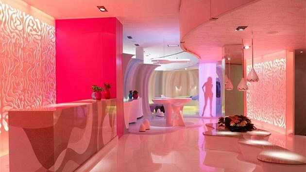 Designér Karim Rashid a jeho vize ekologického a inteligetního bydlení s pou�itím materiálu Corian