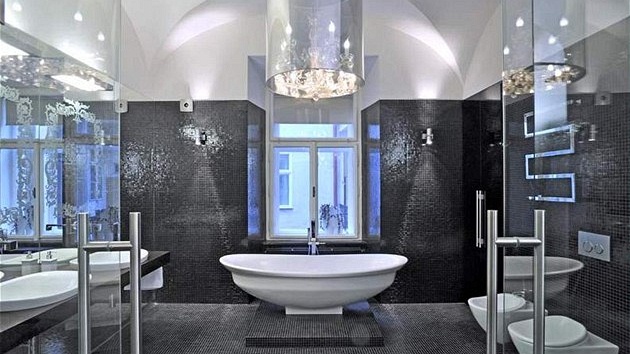 Do prostorné koupelny se ve�la voln� stojící vana, záv�sná toaleta i bidet, v�e z kolekce IO od firmy Flaminia