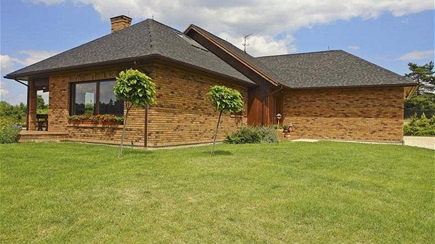 Pohled na vstupní partii. P�esto�e má d�m klasickou valbovou st�echu, jeho výraz je díky celkové kompozici, jednoduchým viký��m a moderním okn�m zcela sou�asný.