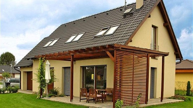 Stavba je �e�ena kompletn� zdicím systémem Porotherm, sedlová st�echa má klasický d�ev�ný krov a je dokon�ena st�e�ní krytinou Bramac 