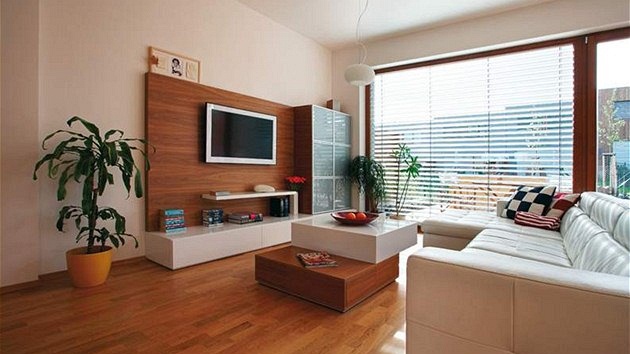 Obývací pokoj ladí s kuchyní pou�itými materiály i hn�dobílými tóny