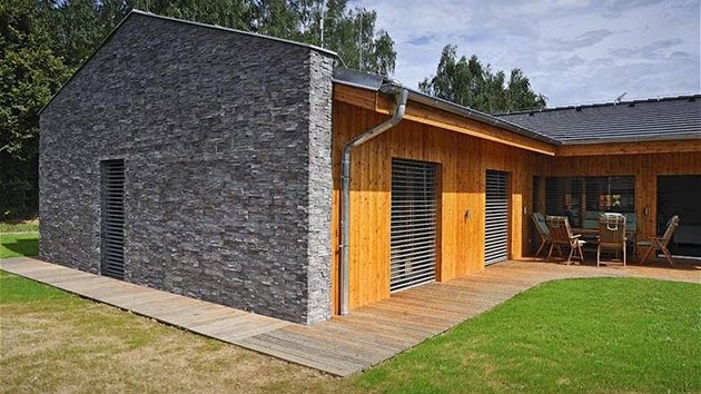 �títové st�ny domu jsou oblo�eny um�lým kamenem Wildstone v bezspárovém provedení, napohled k nerozeznání od p�írodního kamene