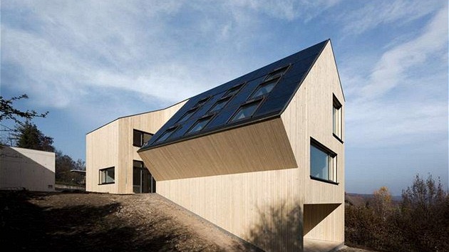Slunení dm  první rakouský CO2 neutrální dm  se vyznauje vizionáskou architekturou, kdy stavba citliv zapadá do okolní krajiny a respektuje místní klimatické a kulturní podmínky.