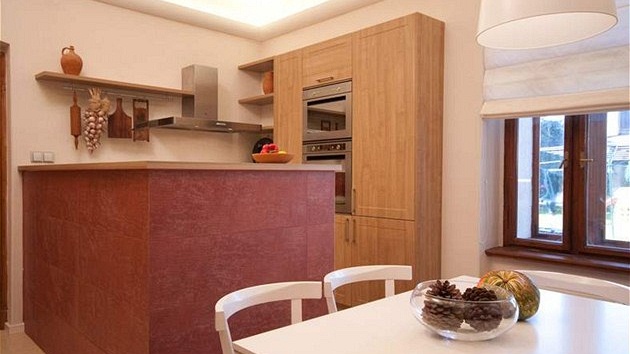Stylový nábytek doplnily moderní d�ev�né �idle (TON) a bílý st�l