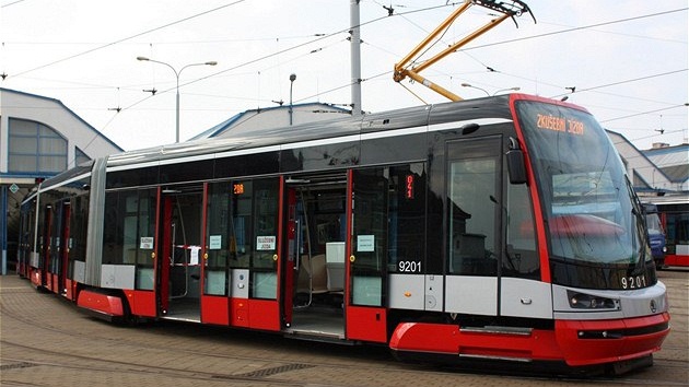 První sériový prototyp tramvaje 15T