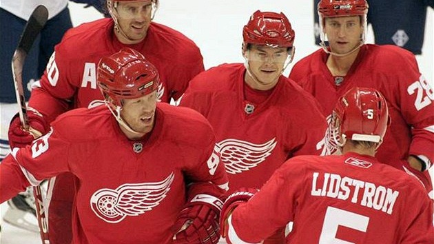 ZP�T DO RUDÉ. Po roce v KHL navlékne Ji�í Hudler (uprost�ed) znovu dres Detroit Red Wings.