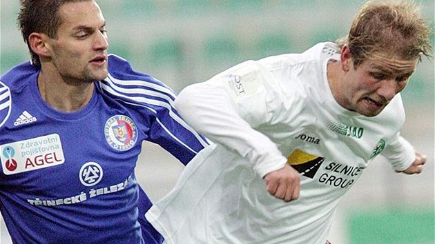 Most - Tinec: domácí kapitán Martin Sigmund v souboji s hostujícím Pavlem Eismannem