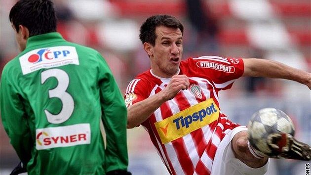 �i�kov - Jablonec: domácí Martin Vozábal (vpravo) odkopává mí� p�ed jabloneckým Anesem Haurdi�em.