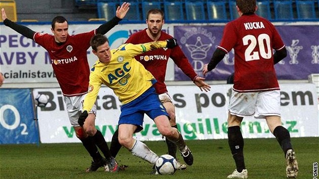 Teplice - Sparta: domácí tpán Vachouek se probíjí sparanským trojblokem.