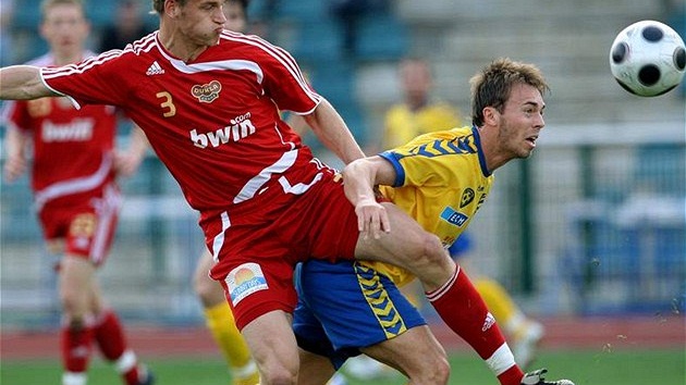 Dukla - Jihlava: Domácí Ondej Kuera (vlevo) v souboji s jihlavským Janem tohanzlem.