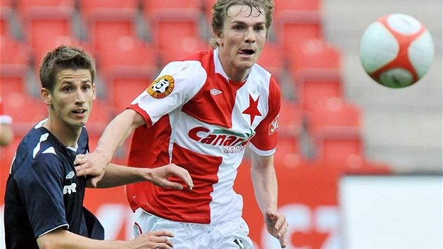 Slavia - Slovácko: slávista Milan �erný (vpravo) v souboji s Tomá�em Kazárem ze Slovácka.