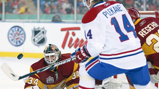 Tomá Plekanec z Monttealu v anci ped gólmanem Miikkou Kiprusoffem z Calgary.