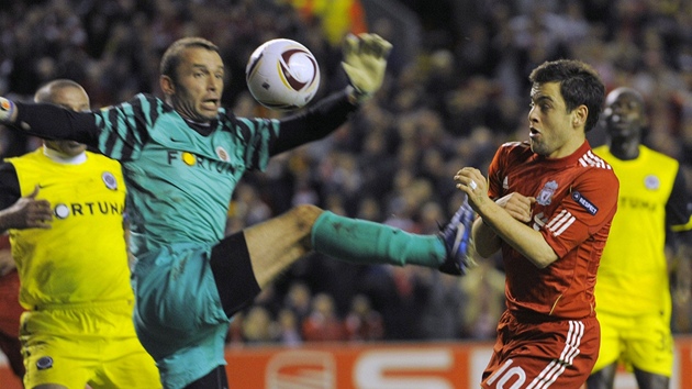 Sparanský gólman Jaromír Blaek (vlevo) v souboji s Joem Colem z Liverpoolu. 