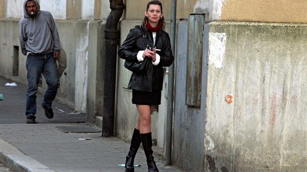 Prostitutka na kiovatce ulic Wolkerova a Pivovarská v Chebu.