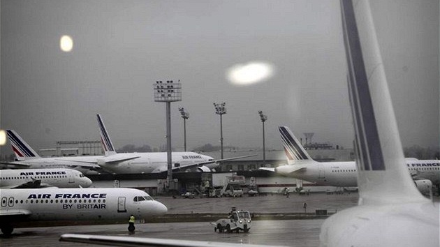 Stávka francouzských dispeer omezuje leteckou dopravu po Evrop.