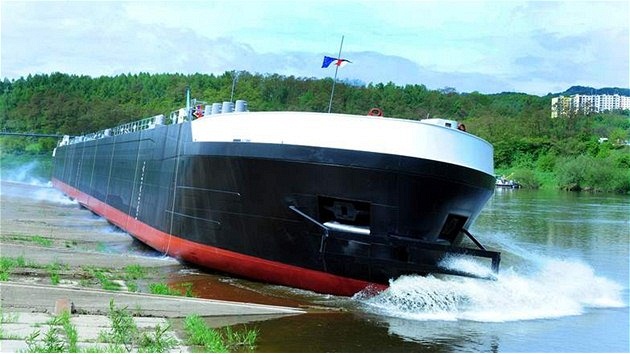 Cisterna. Nová 125 metr� dlouhá lo� je ur�ena na p�evoz tekutých surovin.