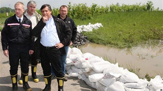 P�edseda vlády Jan Fischer se p�ijel podívat na Karvinsko zni�ené povodn�mi.