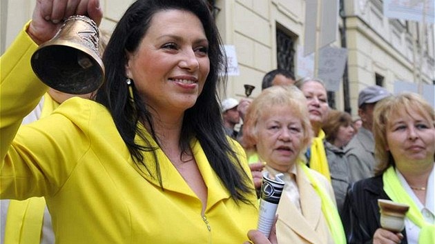Nkdejí europoslankyn a éfka strany Suverenita Jana Boboíková ped Poslaneckou snmovnou zvoní poslancm "poslední zvonní". 
