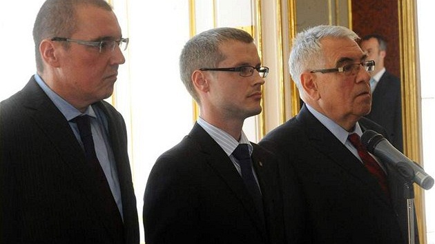 Guvernér Miroslav Singer (vlevo), viceguvernér Vladimír Tomík (uprosted) a nový len bankovní rady Kamil Janáek.