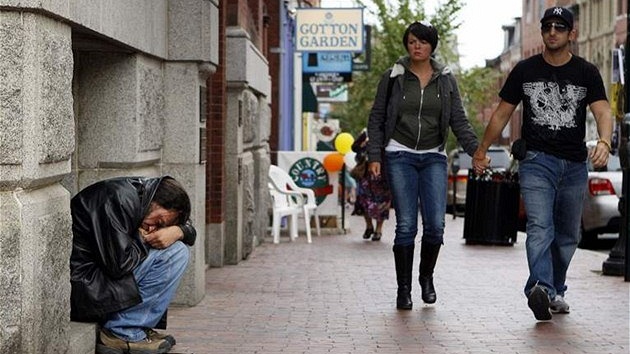 Spojené státy čelí největšímu počtu chudých lidí za posledních 51 let. - Americký statistický úřad oznámil, že v roce 2009 žilo pod hranicí chudoby 14,3 % obyvatel, téměř 44 milionu lidí.