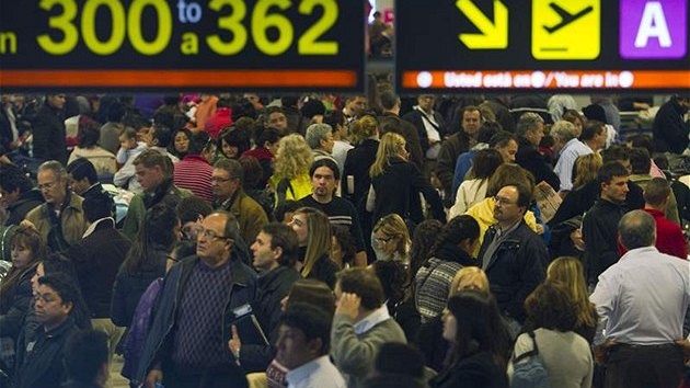 �pan�l�tí dispe�e�i za�ali stávkovat v pátek 3. prosince. do práce nedorazily proto, �e jsou údajn� nemocní. Chaos zavládl i na madridském leti�ti. Kontrolu nad vzdu�ným prostorem p�evzala armáda.