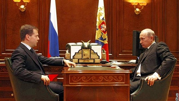 Ruský prezident Medvedv (vlevo) s premiérem Putinem.