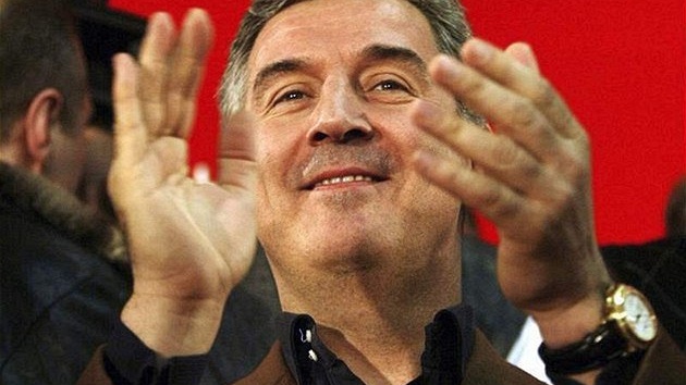 ernohorský premiér Milo Djukanovi oslavuje vítzství ve volbách