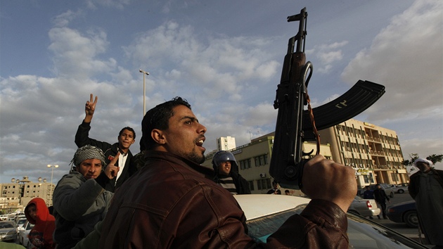 Demonstranti skandují protivládní hesla na demonstranci v libyjském Tobruku ( 23. února 2011)